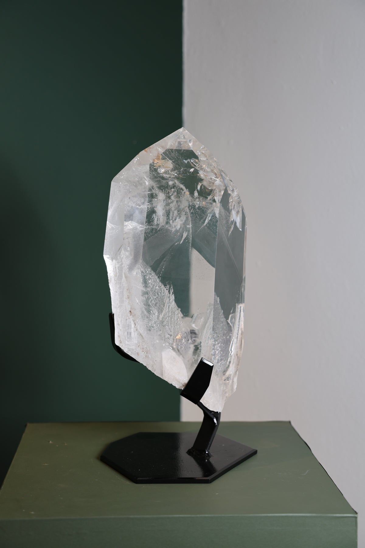 Close view of the internal phantom formation visible through the quartz