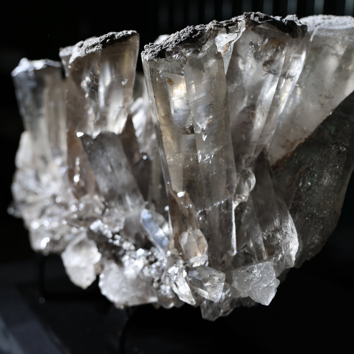Detail of numerous small quartz points across the lower formation