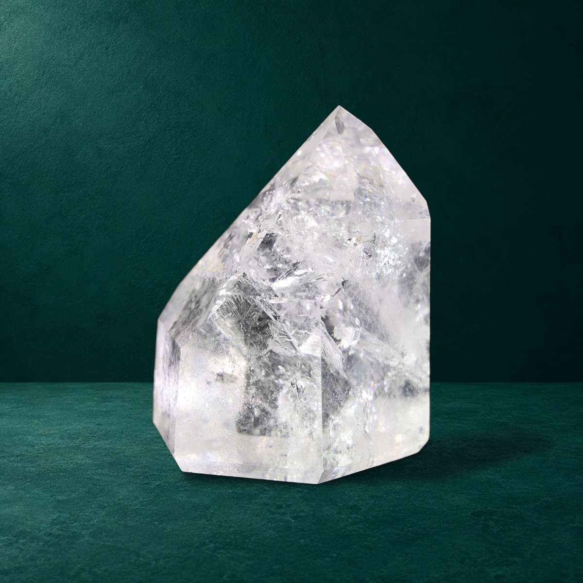 Angled view of the 1.059 kg polished quartz point.