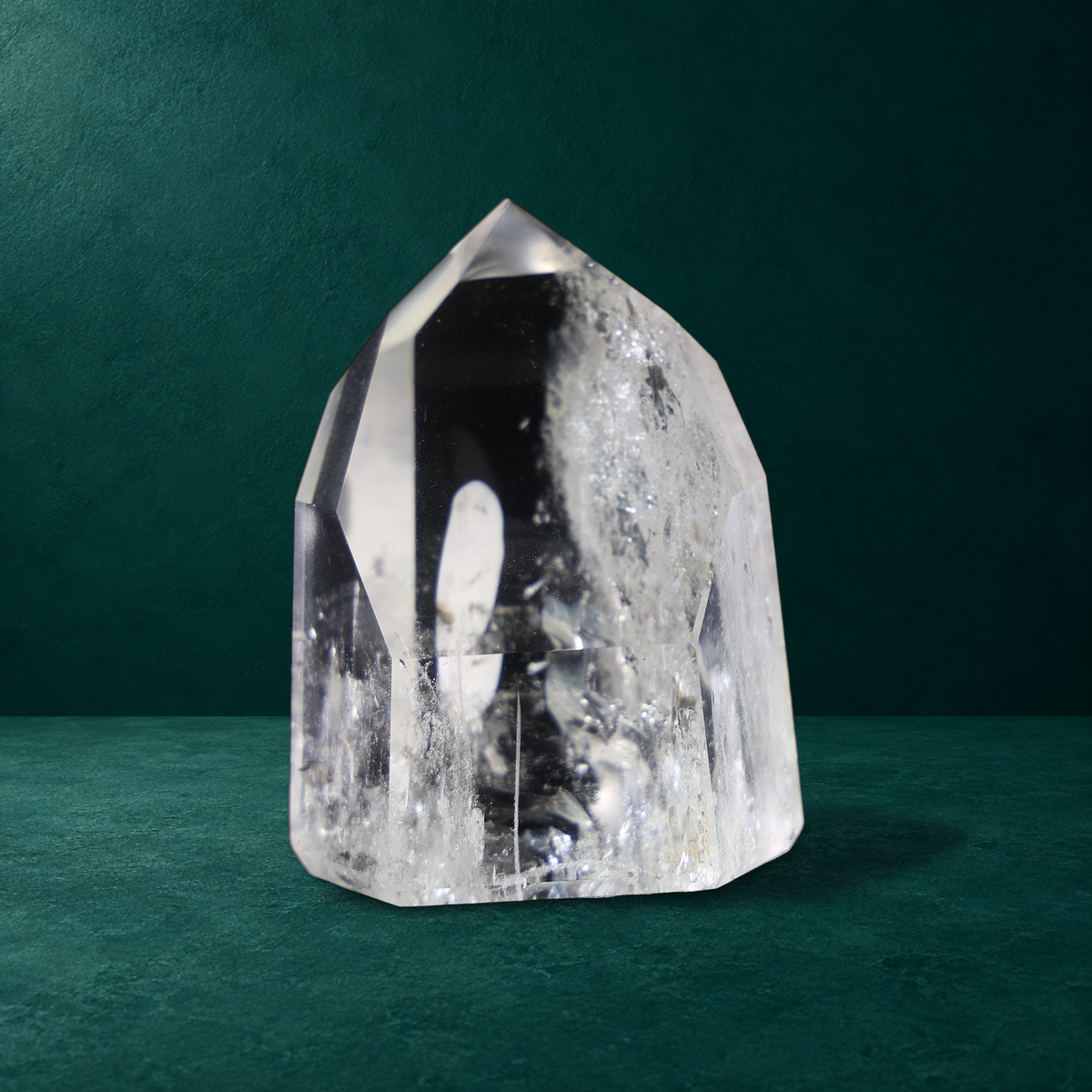 Front facets of the 0.575 kg polished quartz point.