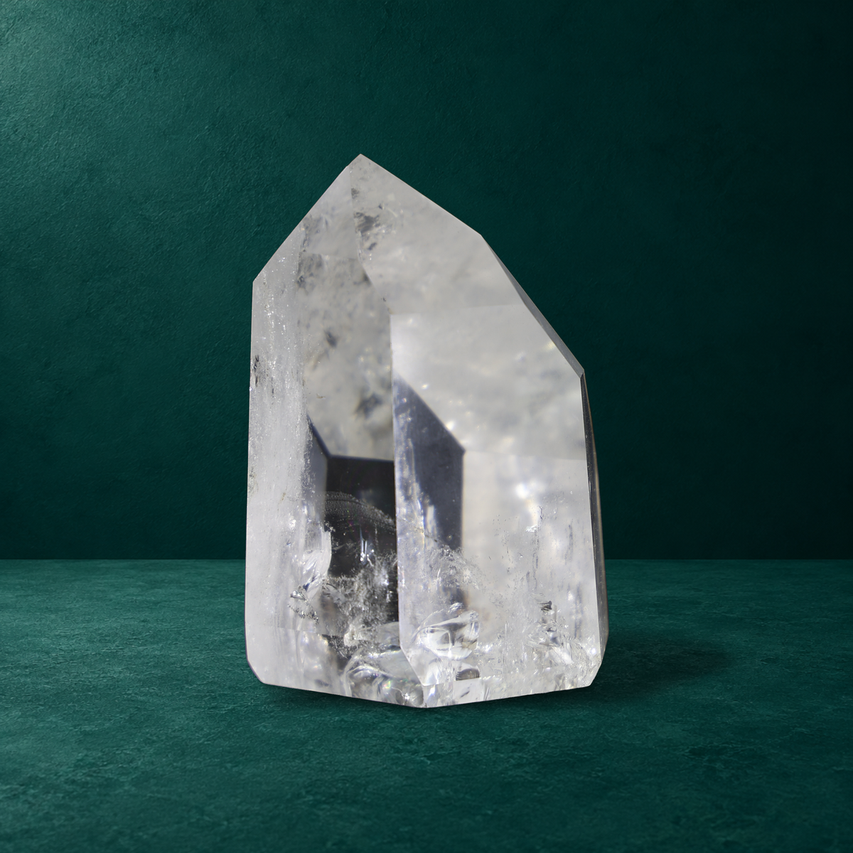 Angled view of the 0.575 kg quartz point.