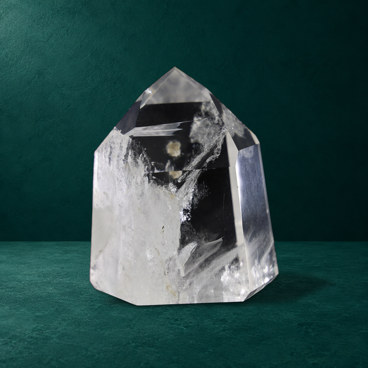 Polished quartz point, 0.748 kg, side view