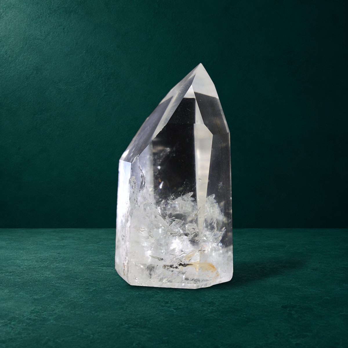 Polished quartz point, 0.790 kg, narrow side view