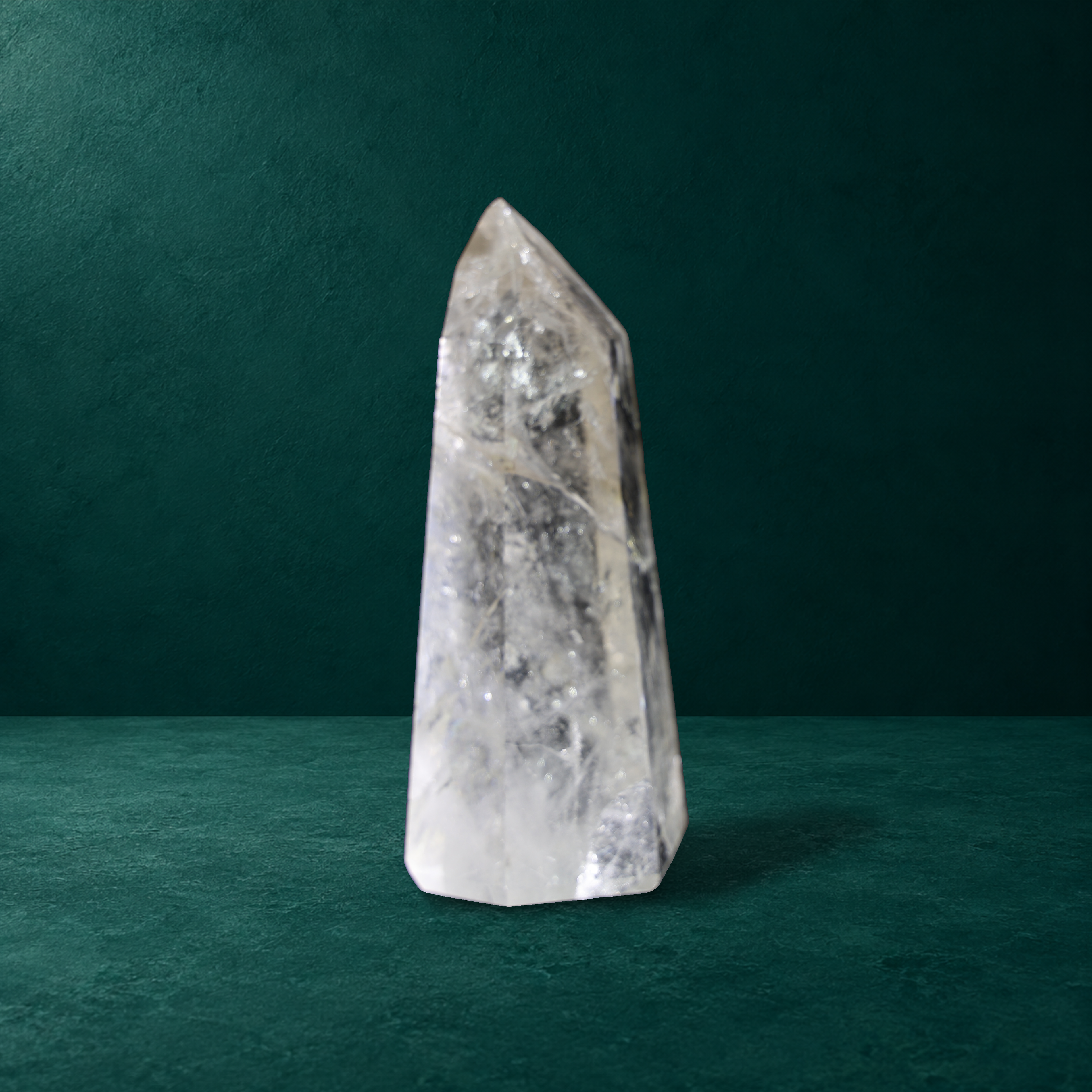 Side view of the 1.556 kg polished quartz point.