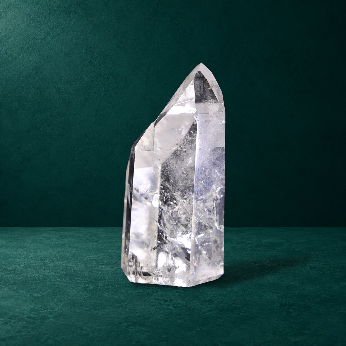 Side facets of the 0.718 kg quartz point.