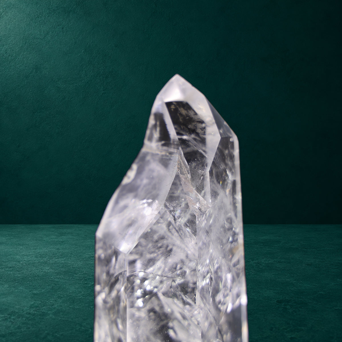 Close view of the quartz tip and uneven natural outline.