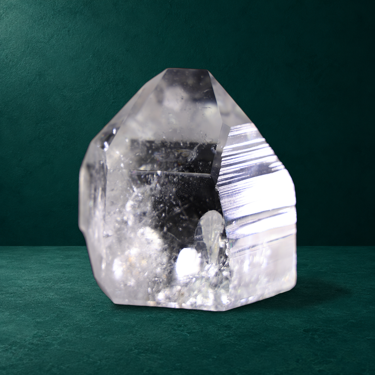 Polished quartz point, 0.760 kg, side face with preserved striations