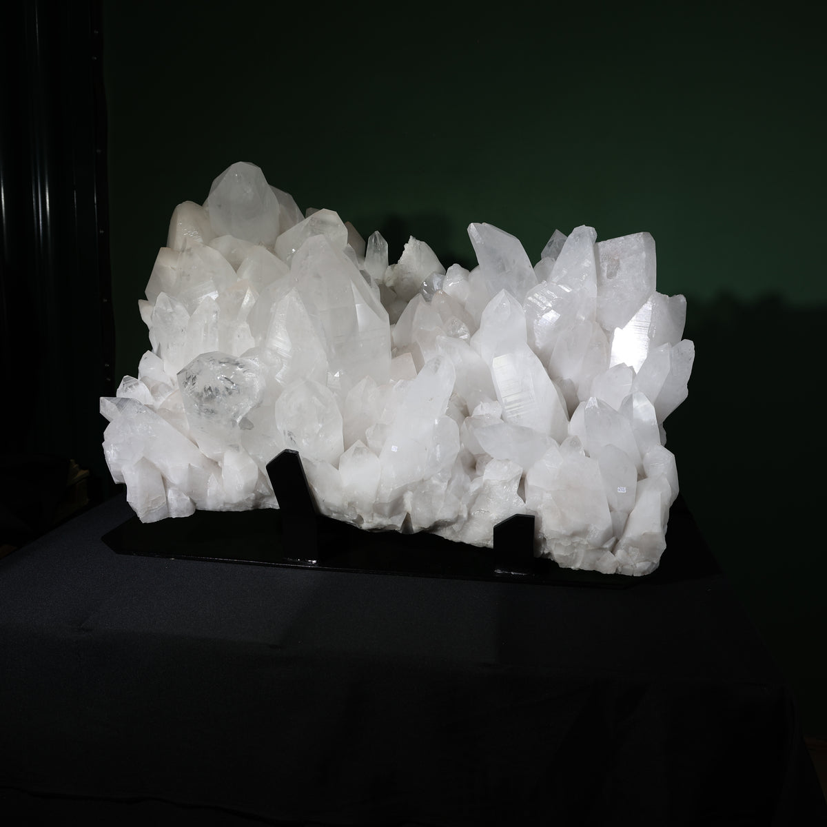 View of the numerous natural quartz points across the cluster